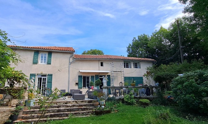 Cours Casa | Casa de huéspedes 'La Bougainvilliére' con terraza privada, jardín privado y Wi-Fi