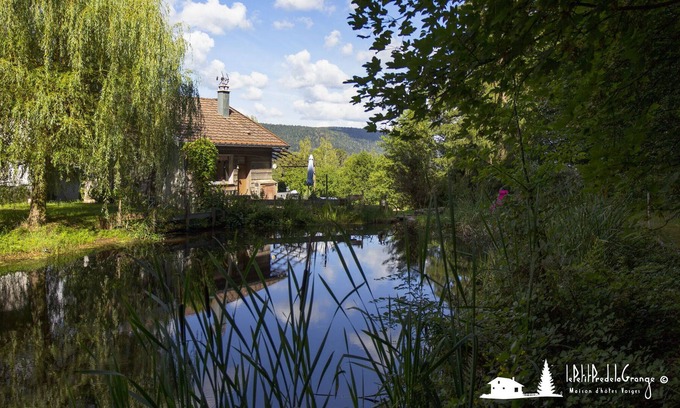 Vecoux Casa | Casa de huéspedes en el borde del bosque en el borde del estanque y vista del valle