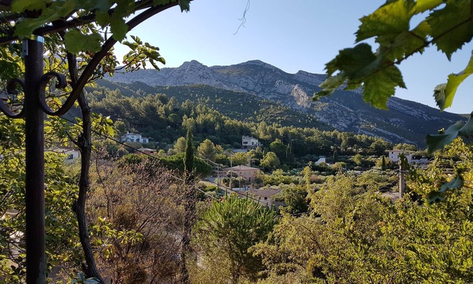 Roquevaire Casa | GUEST HOUSE PANORAMIC VIEW OF THE HILLS FROM THE QUIET TERRACE