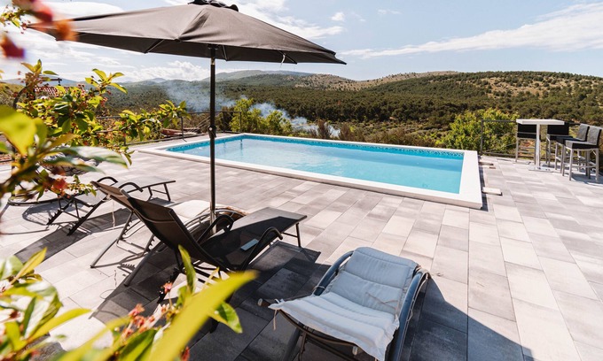 Donje Polje Casa | Guest house "The View" with a pool