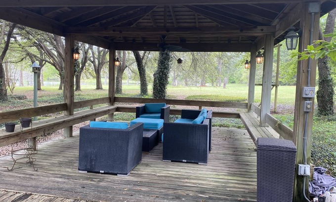 Plantersville Cabina | GUEST RANCH CABIN /POOL/FISHING LAKE