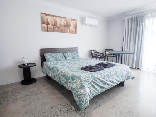 Vasse Casa | Guest Room with Ensuite & Private Entrance by P2 Living