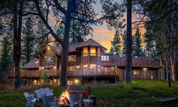 Missoula Casa | Guest suite attached to log home in the FOREST