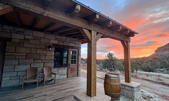 Kanab Cama Y Desayuno | Guest suite attached to private home inspired by national park lodges