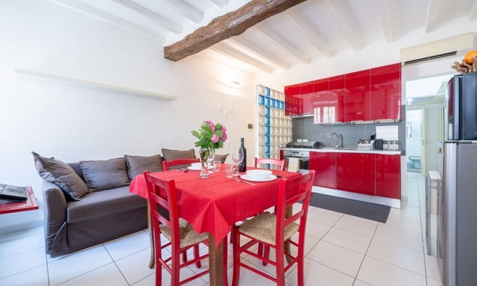 Parma City Centre Apartamento | GuestHost - Bright and Central Apartment in Parma