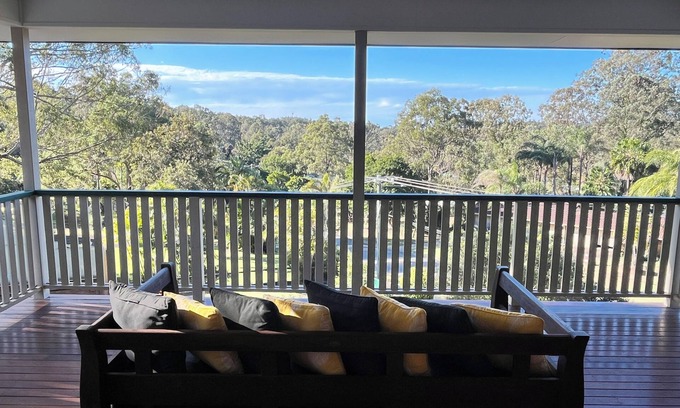 Ferny Hills Casa | Unwind in comfort & elegance in a peaceful neighbourhood. 30 mins from City