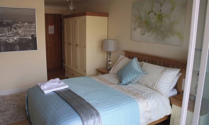 Queenhithe Apartamento | GuestReady - Habitación con baño y balcón