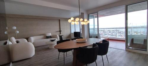 Ponta Delgada Apartamento | GuestReady - Elegant Marina Apartment