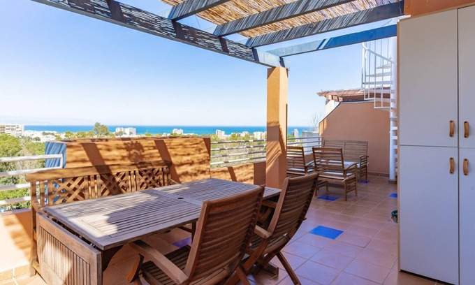 Torremolinos Chalet De Esquí | GuestReady - Poolside Paradise in the suburbs