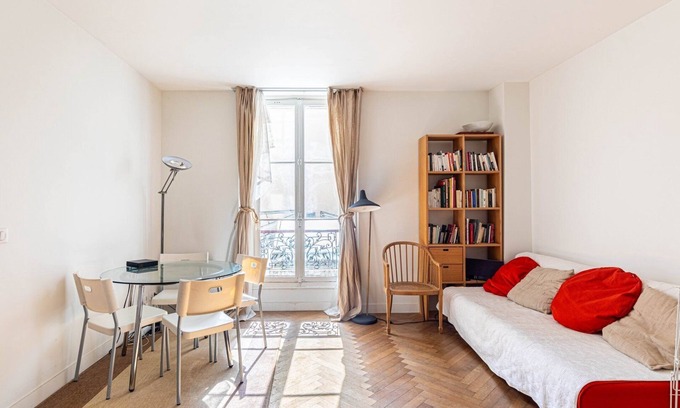 Saint-Vincent-de-Paul Apartamento | GuestReady - Serenidad iluminada por el sol cerca de Montmartre