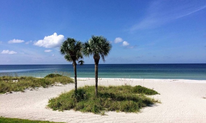 Longboat Key Condominio | Gulf Coast Luxury – Large Beachfront Living: La Playa #203D Condo by RVA