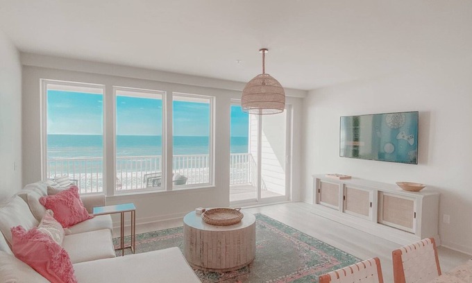 Gulf Shores Condominio | Gulf Front Condo! Lowrise, Modern and Clean. Best Location in Gulf Shores.
