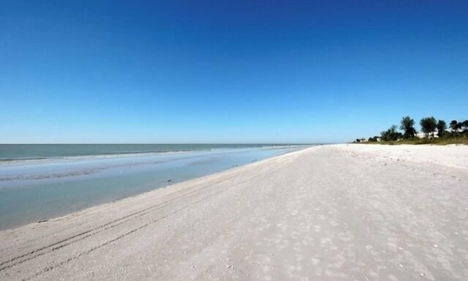 Sanibel Condominio | Gulf-Front Grandeur Awaits. Breathtaking Views & Spacious Comfort