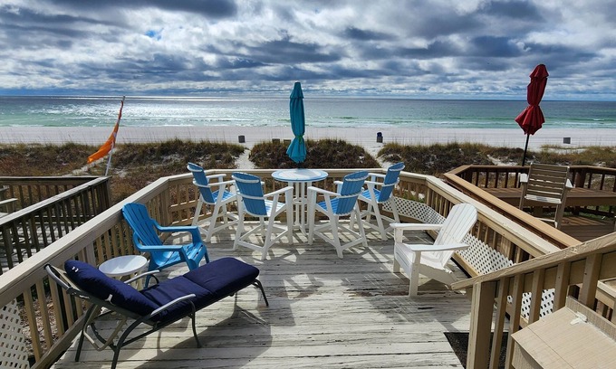 West Panama City Beach Casa | Gulf Front Townhome, vistas increíbles, ubicación conveniente, ¡Se admiten mascotas!~