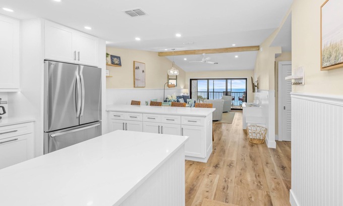 Sanibel Condominio | Gulf Front Retreat with Modern Coastal Charm