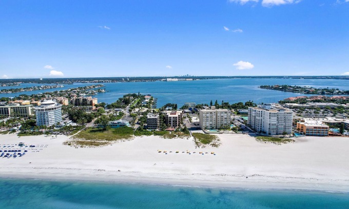 St. Pete Beach Condominio | 80 Comentarios de Huéspedes, EN LA PLAYA, AHORA DISPONIBLE Sept $ 120 NT Todos los días es una playa