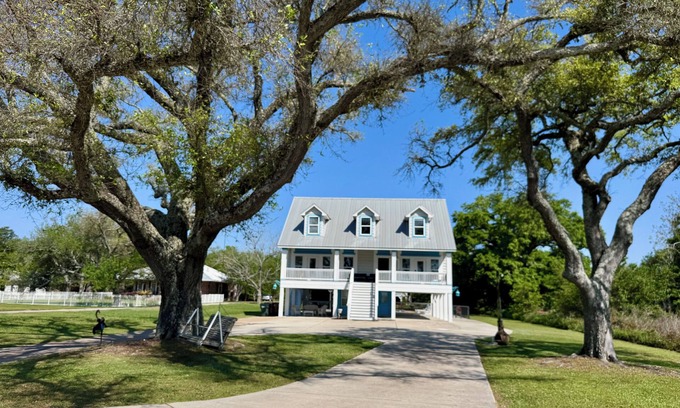 Long Beach Casa | Gulf Moon II - Spacious Beachfront Home with Pool on the Mississippi Gulf Coast