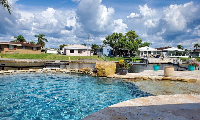 Flor-a-mar Cabaña | Gulf of Mexico Canal Cottage with Boat Dock