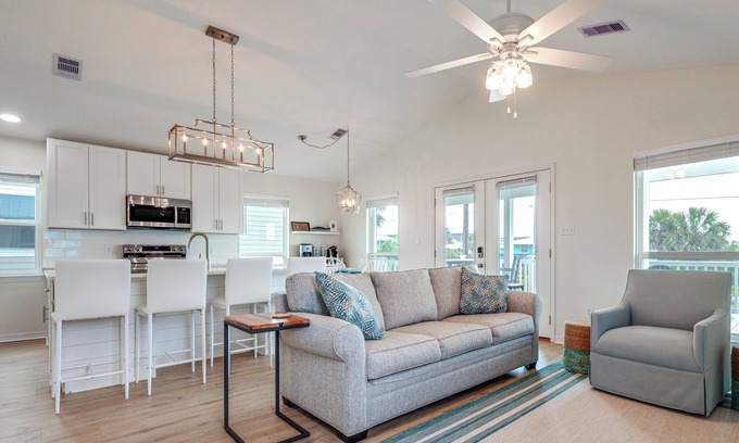 Gulf Shores Cabaña | Gulf Shores Cottage w/ Water Views, Walk to Beach!