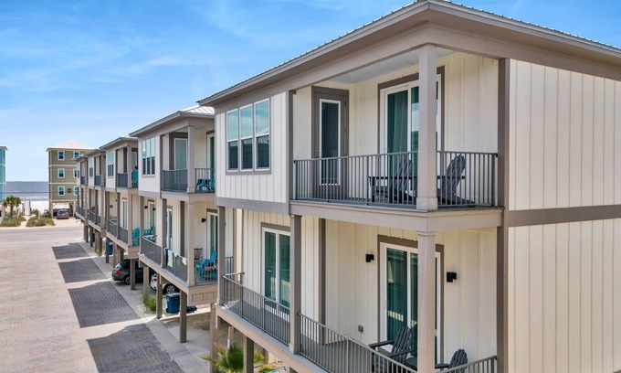Gulf Shores Casa | Gulf Shores Cottage, Steps to Sand & Lagoon Access. Dog Friendly.