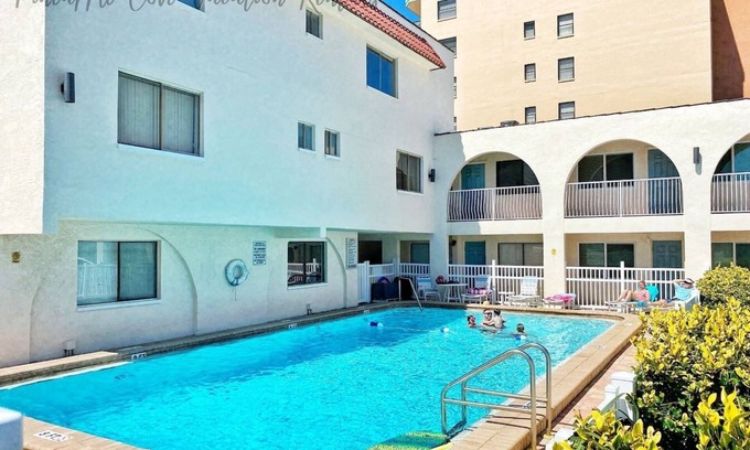 North Redington Beach Condominio | Gulf Side Fun In Paradise Pool-Shuffleboard-Grill
