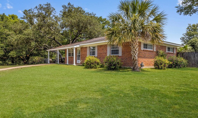 Ocean Springs Casa | GULF VIEW PLACE - 3 1/2 MINUTE WALK TO EAST BEACH! 1.7 MILES TO CENTER OF TOWN!