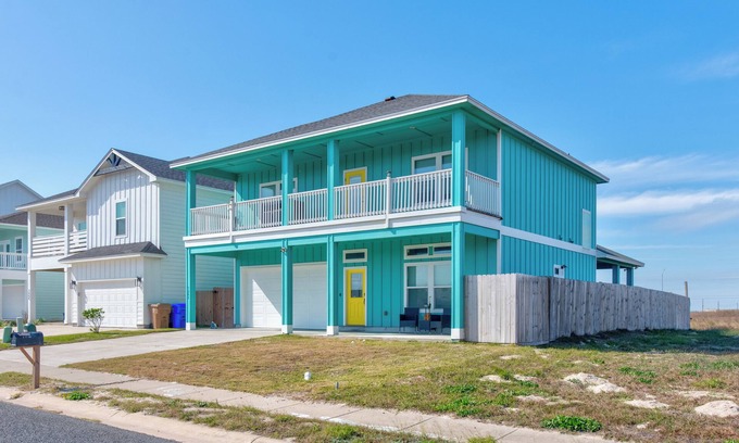 Port Aransas Casa | Gulf Views! 4 BR/3 Bath 2-Story House, Sleeps 12, Beach Access, Dogs OK!