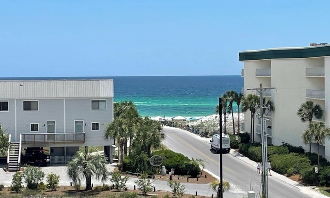 Seagrove Beach Condominio | “GULF VIEWS” NUEVO REMODELO Y 1/2 BLOQUEO A LA PLAYA, "POR FAVOR VEA NUESTRAS REVISIONES" LOFT UNIT!