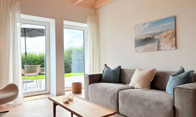 Altfunnixsiel Apartamento | Gulfhof Funnixerhörn twee: Historic accommodation with terrace and large garden
