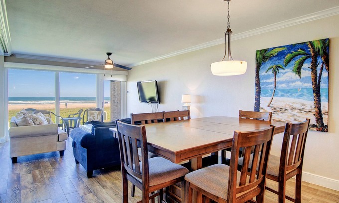 Corpus Christi Condominio | Gulfstream Condos Unit 116 | Beachfront Patio | Pool & Hot Tub