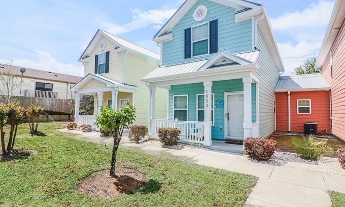 Myrtle Beach Cabaña | Gulfstream Cottage Walk to Downtown Myrtle Beach