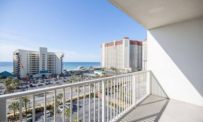 Panama City Beach Complejo | Gulfview Luxury 1Br sleeps 6, LakeTown Wharf 517, short walk to beach!