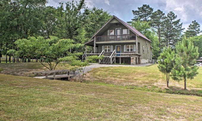 Guntersville Casa | Guntersville Cabin with Fire Pit and Covered Porch