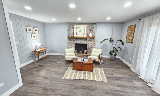 Gurnee Casa | Gurnee Getaway: Modern Oasis Near Six Flags & Naval Base!