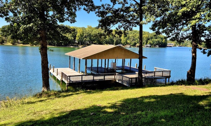 Smith Mountain Lake Casa | Esta casa fue construida con la comodidad y la relajación en mente. Así que deja tus preocupaciones en la puerta mientras estás en