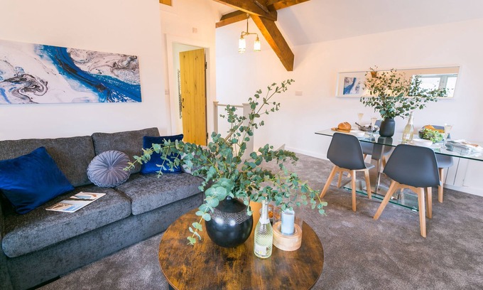 Beaumaris Cabaña | Gwel y Fenai - a coastal that sleeps 4 guests in 2 bedrooms