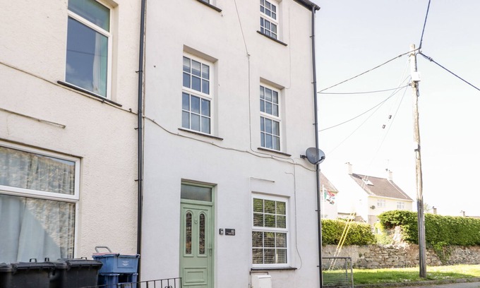 Beaumaris Cabaña | GWEL Y MÔR, pet friendly, character holiday cottage in Beaumaris