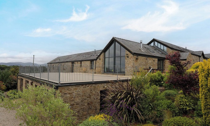 Beaumaris Cabaña | GWELFOR BARN, pet friendly, luxury holiday cottage in Llangoed