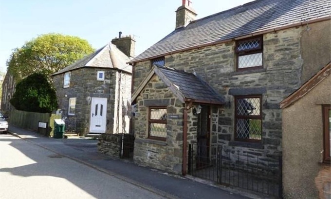 Cwmtirmynach Casa | Gwynfryn Summary: Thi
