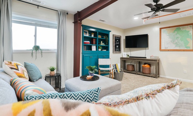 Tulare Apartamento | Gym, Pool Table, & Country Views @ The Sunset Loft | 2 Bed, 1 Bath