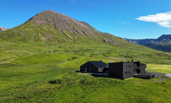 Siglufjorður Cabina | Hóll Adventure House - Perfect for groups!