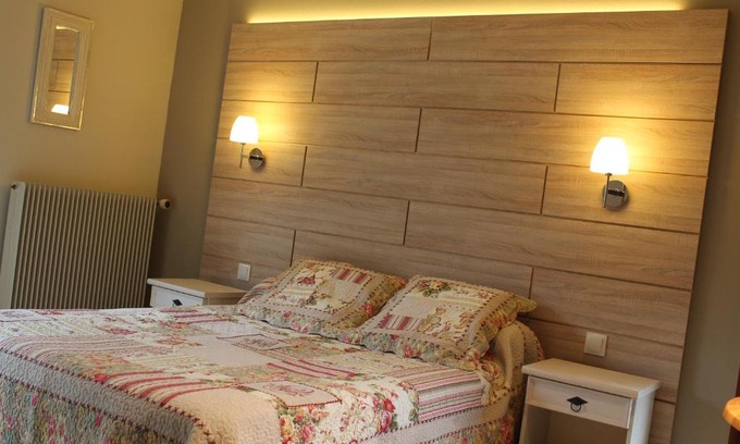 Mandailles-Saint-Julien Hotel | Hôtel Restaurant Aux Genêts d'Or