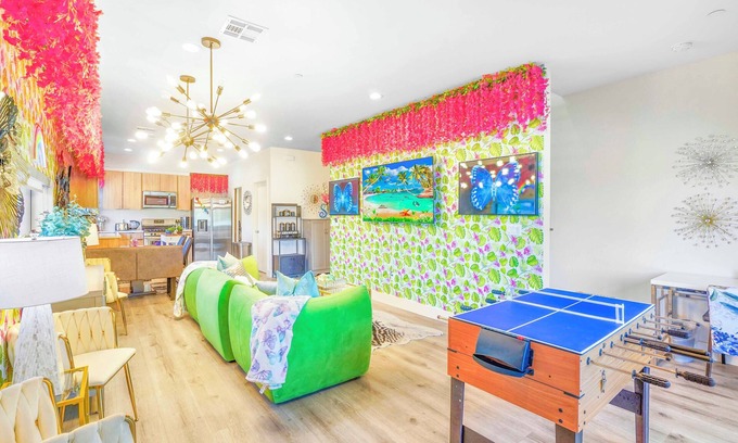 North Hollywood Casa | Vibrant & Flashy NoHo Escape: Close to Universal, Games, Deck, Free Parking!