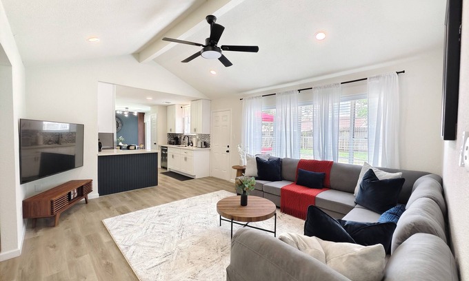Clodine Casa | H-Town Hideout :King Suite, 4 bedrooms close to attractions and restaurants