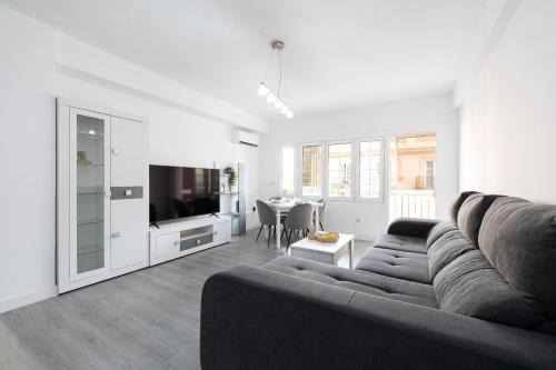 Perchel Norte Apartamento | H2M Marmoles 3 dormitorios & 2 baños con balcon