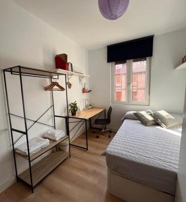 Iralabarri Casa | Habitación cerca del centro, baño y cocina compartida