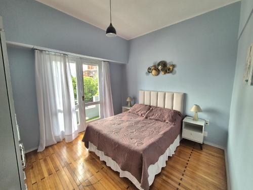 Centro Casa | Habitación con balcón y baño privado en Centro de Montevideo