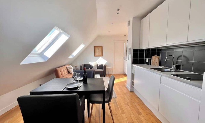 Quartier du Faubourg-Montmartre Apartamento | Habitat Parisien -1BR-1BA with Parisian rooftop view