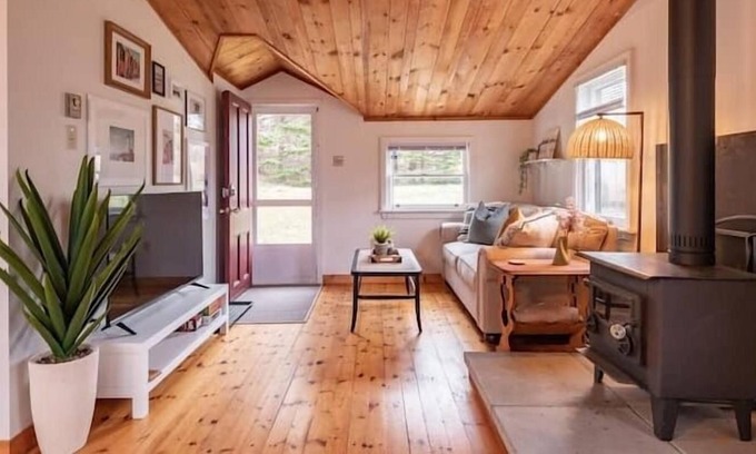 Glen Margaret Casa | Hackett's Cove Oceanfront Tiny Cottage for Two