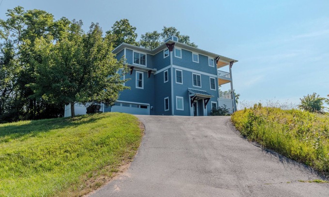 Ludington Casa | Hadrian's Bluff: A 4 bedroom family friendly home overlooking Lake Michigan